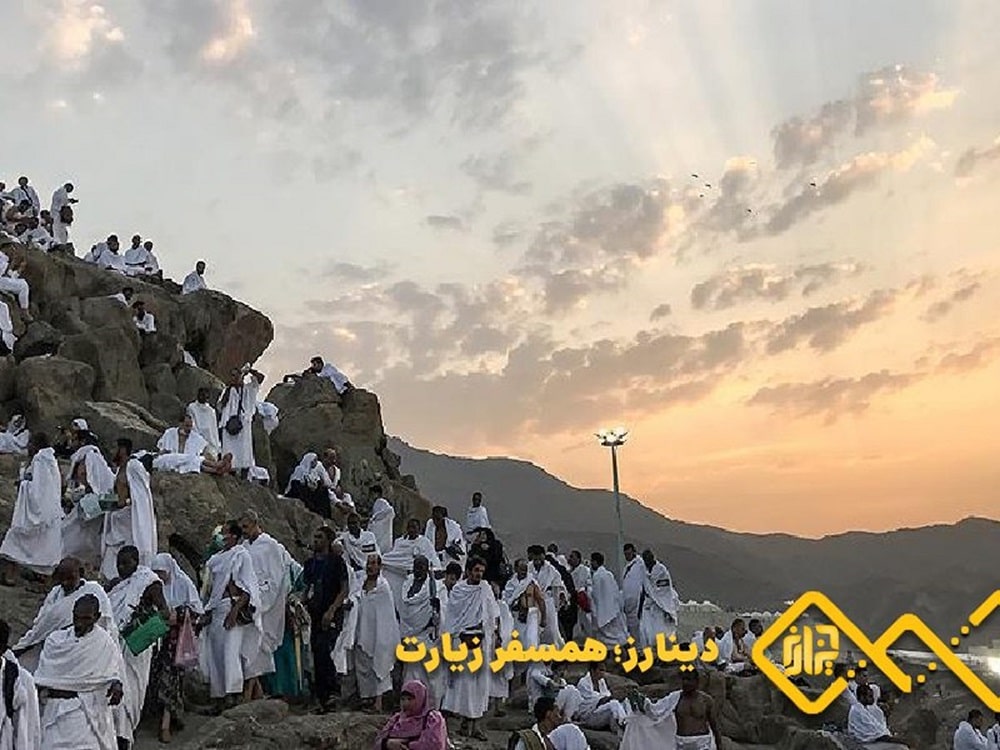 جمعیت زیادی در عرفه در حال زیارت هستند.