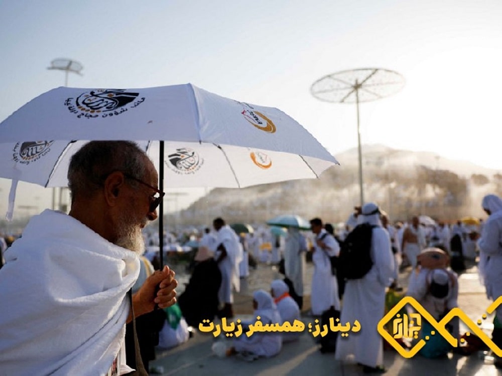 مرد سالخورده ای در حال قدم زدن در عرفه است.