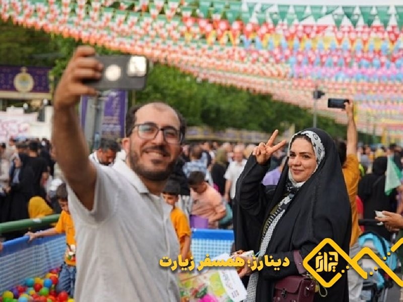 خانم و آقایی در حال عکس گرفتن از خود جشن غدیر خم هستند.