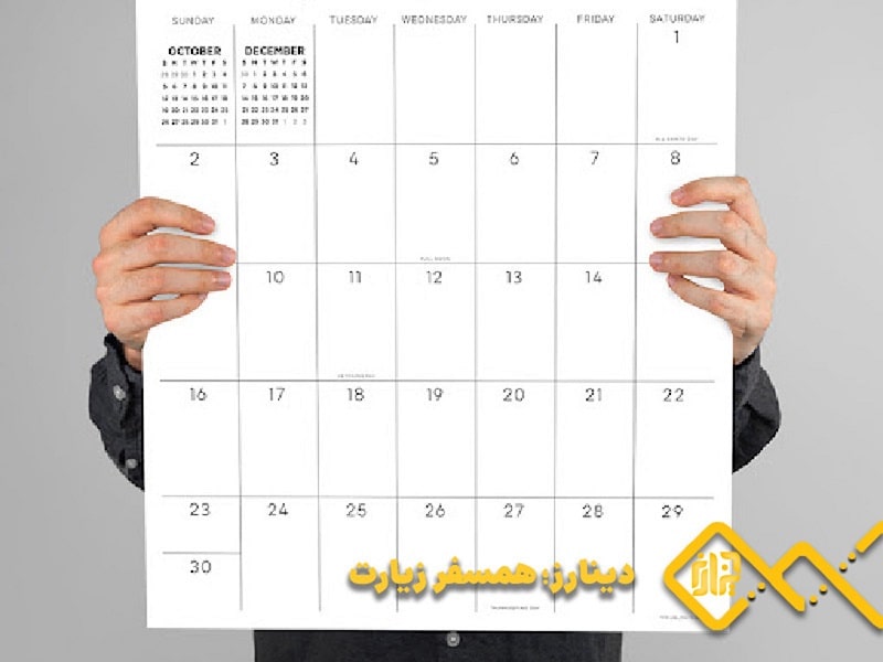 مردی در حال به نمایش گذاشتن تقویم بزرگی است.
