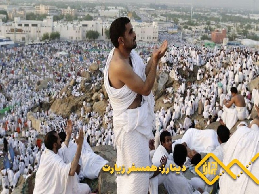مردی زیر آسمان در حال قنوت است.