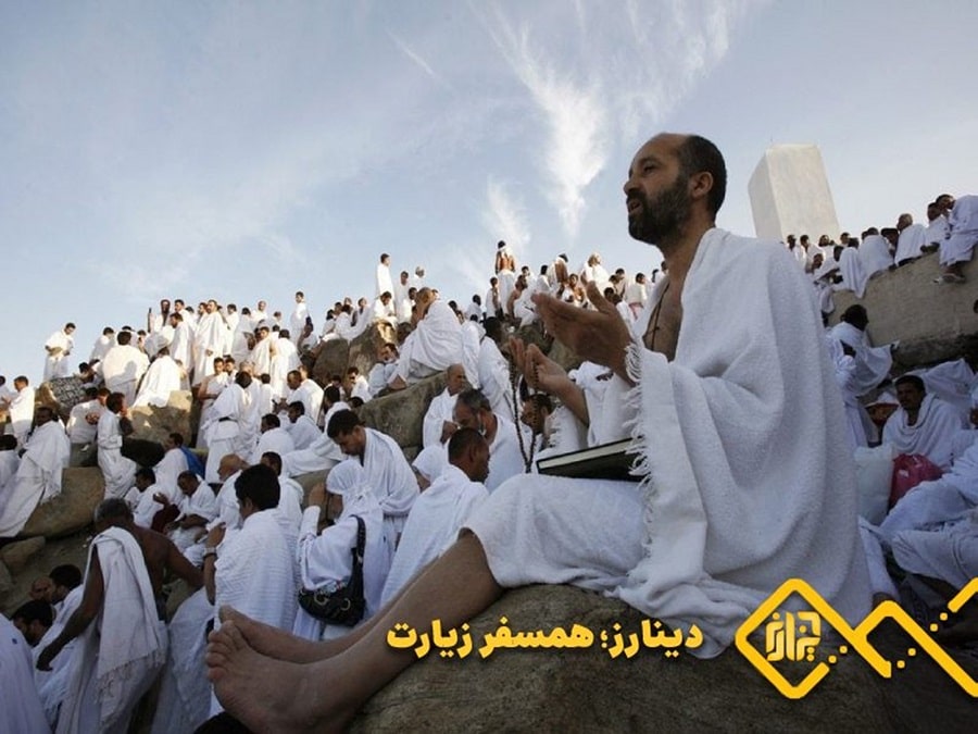 مردان زیادی روی سنگ نشسته اند و با خدا مناجات می کنند.